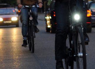 Hamburgs Polizei kontrolliert Fahrradfahrer Zwei Fahrräder im dunklen, ein Fahrrad mit Licht, eines ohne.