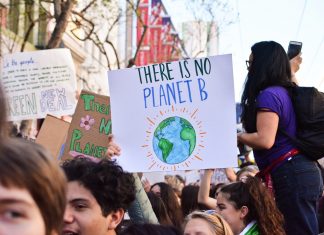 Zu wenig: Junge Menschen und der Klimaschutz Menschen in einer Menge halten Schilder hoch.. Auf einem steht: "There is no Planet B"