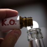 K.-o.-Tropfen: Bislang 66 Verdachtsfälle in diesem Jahr Ein Mann füllt in der gestellten Szene mehrere «K.O. Tropfen» in eine Bierflasche.
