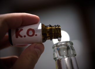 K.-o.-Tropfen: Bislang 66 Verdachtsfälle in diesem Jahr Ein Mann füllt in der gestellten Szene mehrere «K.O. Tropfen» in eine Bierflasche.