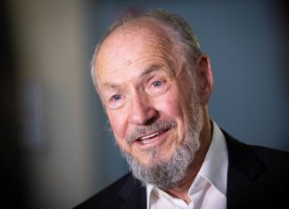 KZ-Wachmann wird von Zeuge umarmt Portrait von Moshe Peter Loth.