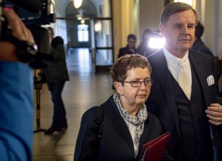 Freikarten-Affäre: Ex-Staatsrätin vor Gericht Die wegen Vorteilsnahme angeklagte Elke Badde (SPD), frühere Gesundheitsstaatsrätin, erscheint zum Prozessauftakt in der Rolling-Stones-Freikarten-Affäre. Rechts geht ihr Anwalt Otmar Kury