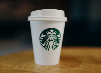 Bei Starbucks kostet der Pappbecher jetzt mehr Ein Einwegbecher von Starbucks