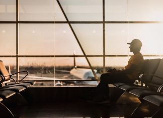 Lufthansa-Streik: Lage am Flughafen entspannt Ein Mann sitzt am Flughafen.