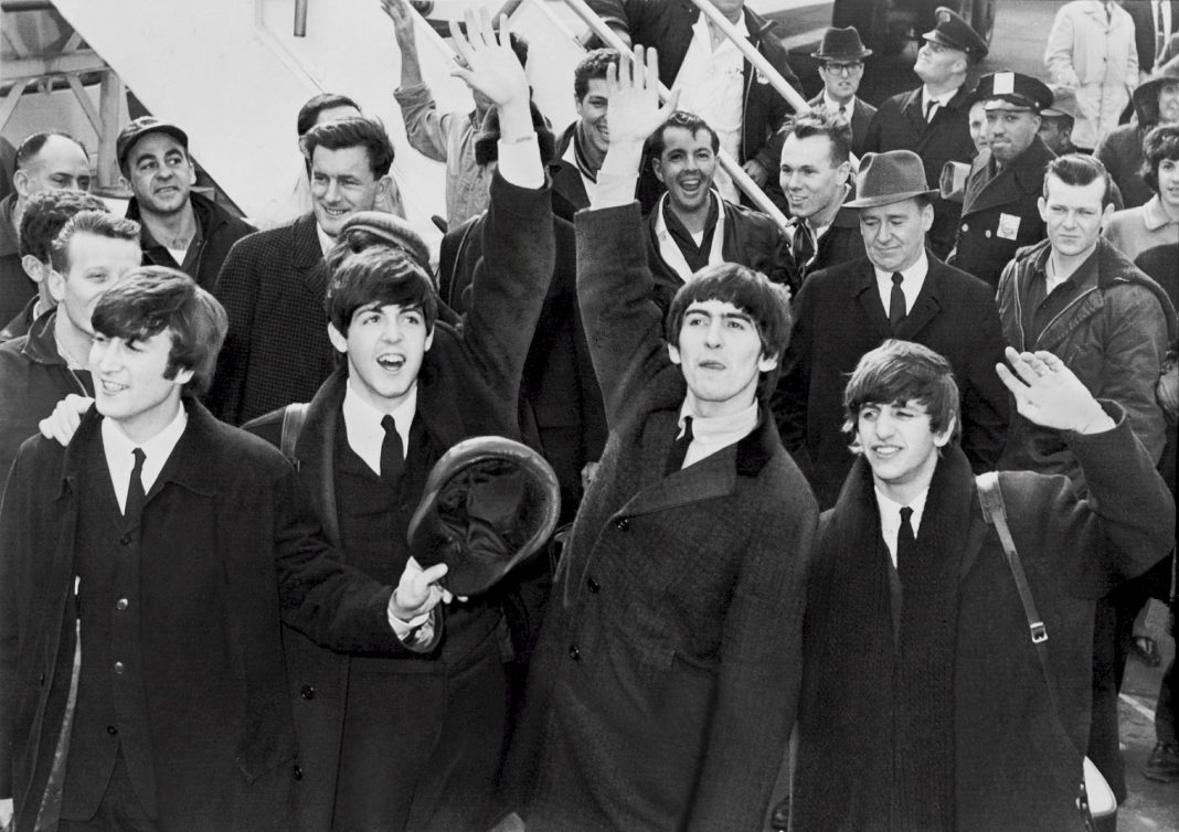 Schwarz-weiß Foto der Beatles.