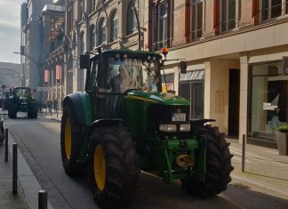 Trecker-Demo legt Hamburg lahm Traktoren, überall aus Norddeutschland, fahren durch Hamburg.
