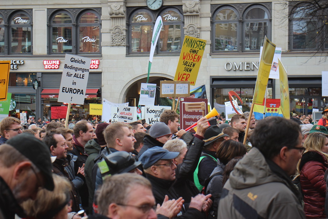 Männer und Frauen demonstrieren mit Schildern in Hamburgs Innenstadt