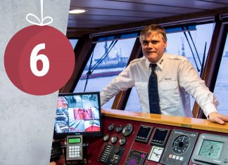 “Sobald es kalt wird, kann man auf der Fähre auch Glühwein kaufen” Muxica am Kommandozentrale seiner Fähre. Im Hintergrund der Hamburger Hafenn.