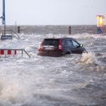 Zahlreiche Feuerwehreinsätze durch Sturmtief “Wilfried” Ein Auto steht während des Sturmtiefs Wilfried bis über die Reifen im Wasser.