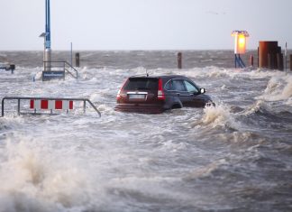 Zahlreiche Feuerwehreinsätze durch Sturmtief “Wilfried” Ein Auto steht während des Sturmtiefs Wilfried bis über die Reifen im Wasser.