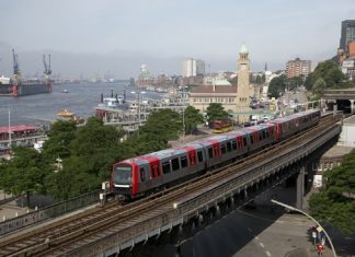 So fahren die Bahnen und Busse an Weihnachten und Silvester Eine U-Bahn des HVV an den Landungsbrücken.