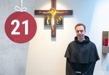 “Weihnachten ist ein Teil des großen Geschäftsjahres” Ein Franziskaner Minorit vor dem Jesuskreuz.