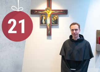“Weihnachten ist ein Teil des großen Geschäftsjahres” Ein Franziskaner Minorit vor dem Jesuskreuz.