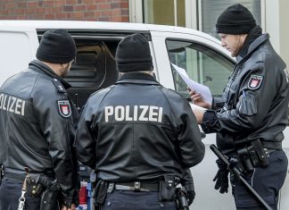 Razzia in Hamburg: Millionenbetrug mit Krebsmedikamenten Razzia in Hamburg wegen Krebsmedikamenten. Polizisten beim Einsatz.