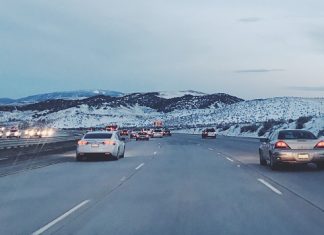 Stressfrei durch den Verkehr an Weihnachten und Silvester Eine Autobahn mit viel Verkehr im Schnee.