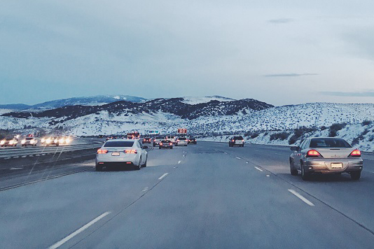 Eine Autobahn mit viel Verkehr im Schnee.