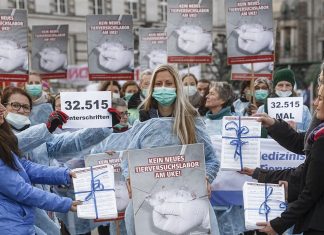 32.000 Unterschriften gegen Tierversuche am UKE Menschen demonstrieren gegen die Einrichtung eines Tierversuchslabors am UKE.