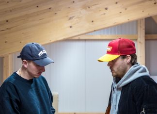 Tellem Caps: Von Lüneburg aus die Welt erobern Timo und Mölli stehen sich gegenüber. Beide tragen eine Cap aus ihrer Kollektion.