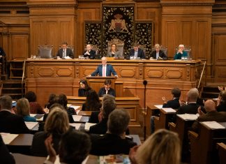 Der Master-Klimaplan für Hamburg Peter Tschentscher vor der applaudierenden Bürgerschaft