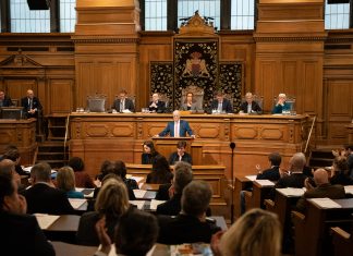 Hamburger Klimaplan darf nicht umgesetzt werden Peter Tschentscher vor der applaudierenden Bürgerschaft