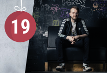 Weihnachten im Techno-Club: “Wir sind kein Fummelbunker auf dem Kiez” Tobias Hacker sitzt auf einer Bank und lächelt.