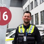 “Vor Weihnachten wird viel eingebrochen” Polizist Olaf Brendel steht vor der Wache in Wilhelmsburg und lächelt.