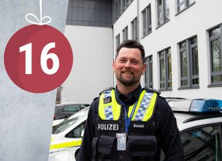“Vor Weihnachten wird viel eingebrochen” Polizist Olaf Brendel steht vor der Wache in Wilhelmsburg und lächelt.
