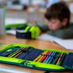 251 Millionen Euro für Hamburger Schulen Im Vordergrund ist ein Etui zu sehen, im Hintergrund ein Schulkind. Foto: Sven Hopppe/dpa
