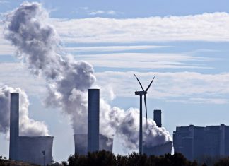 Stromerzeugung in Hamburg: Großteil stammt aus fossilen Energieträgern Kohlekraftwerk und Windkraftwerk.