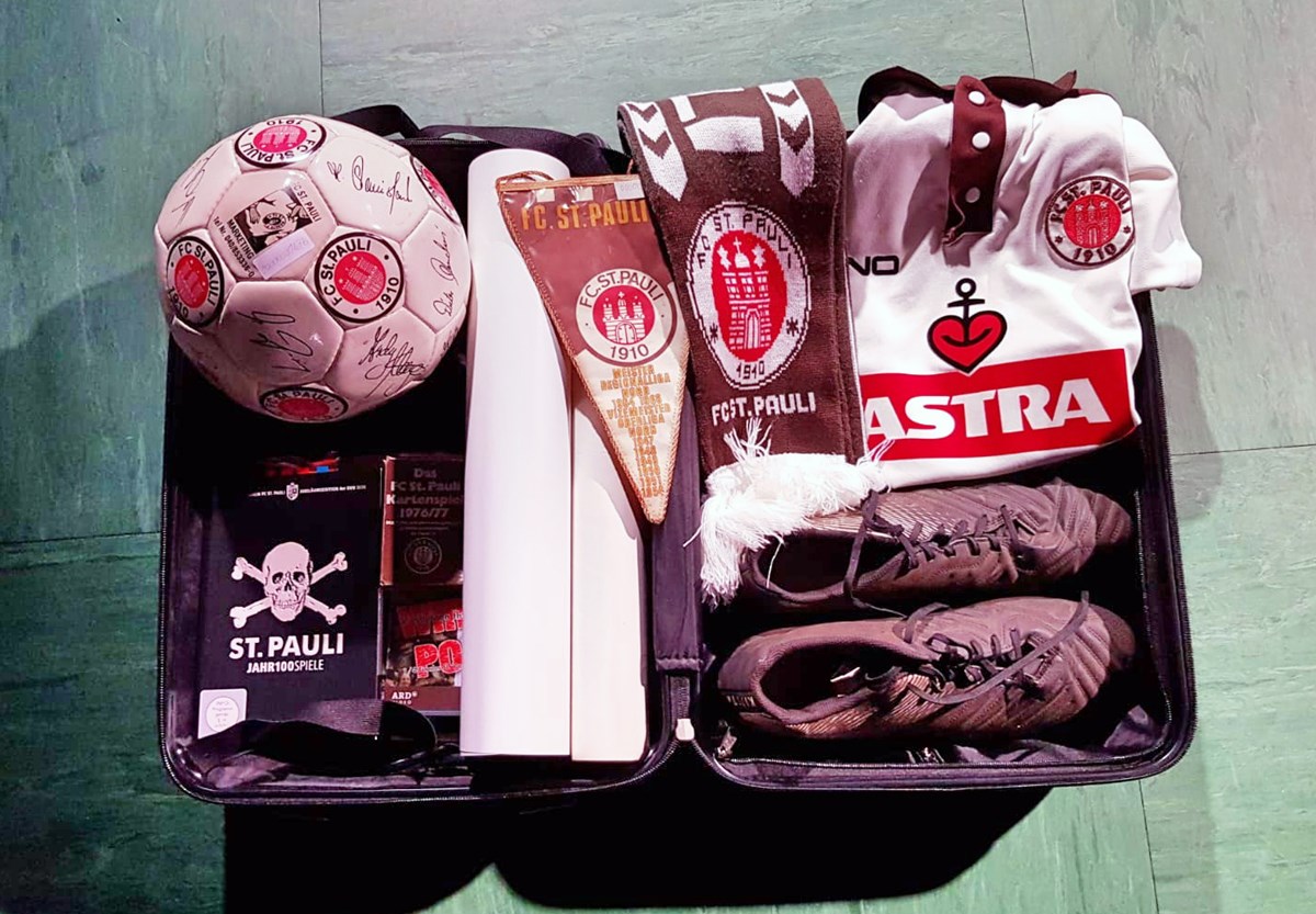 Die Erinnerungskoffer beider Vereine enthalten Exponate der Vereinsgeschichte und Fanartikel. Foto: HAW/FC St. Pauli