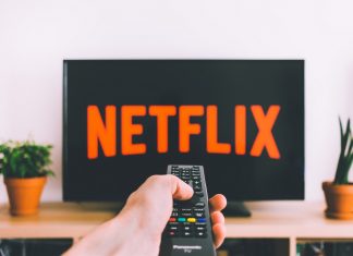 Gibt es bald Netflix-Serien aus Hamburg? Eine Fernbedienung schaltet den Fernseher an, auf dem das Netflix-Emblem erscheint. Foto: Unsplash