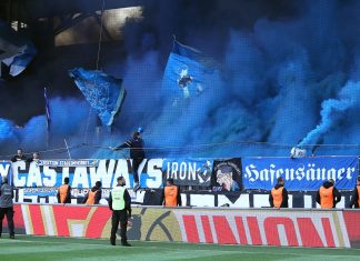 HSV will kontrolliertes Abbrennen von Pyrotechnik erlauben Der HSV-Auswärtsblock ist in blauen Rauch gehüllt. Foto: Andreas Gora/dpa