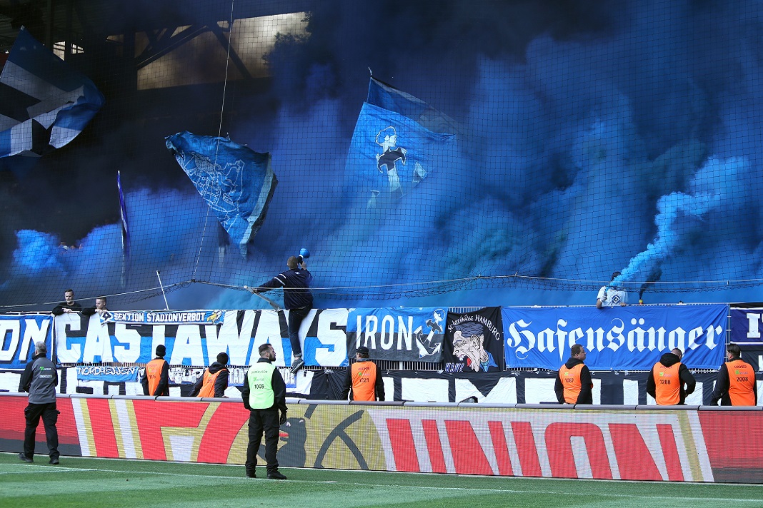 Der HSV-Auswärtsblock ist in blauen Rauch gehüllt. Foto: Andreas Gora/dpa