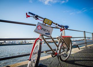 Fiete-Kampagne: So ein Schrott Das Fahrrad U3-Fiete im Profil vor der Elbe.