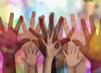 Mehr Unterstützung für Ehrenamtliche Engagementstrategie: Viele Hände werden in die Luft gestreckt.