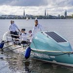 Hamburger Wellenbrecherinnen schaffen Atlantiküberquerung Die Wellenbrecherinnen Catharina Streit, Stefanie Kluge, Timna Kluge und Meike Ramuschkat legen mit ihrem Boot an einem Bootssteg an der Außenalster an. Foto: Axel Heimken/dpa