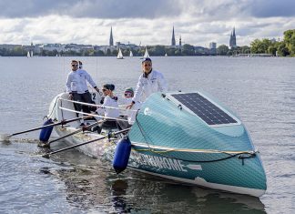 Hamburger Wellenbrecherinnen schaffen Atlantiküberquerung Die Wellenbrecherinnen Catharina Streit, Stefanie Kluge, Timna Kluge und Meike Ramuschkat legen mit ihrem Boot an einem Bootssteg an der Außenalster an. Foto: Axel Heimken/dpa