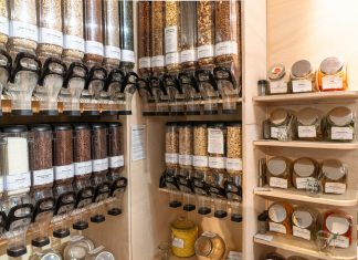 Unverpackt: So gelingt ein Leben ohne Plastik Unverpackt einkaufen: Cerelalienspender hängen in einem Ladengeschäft an der Wand und sind gefüllt mit Nüssen, Flocken und Schokostreuseln.