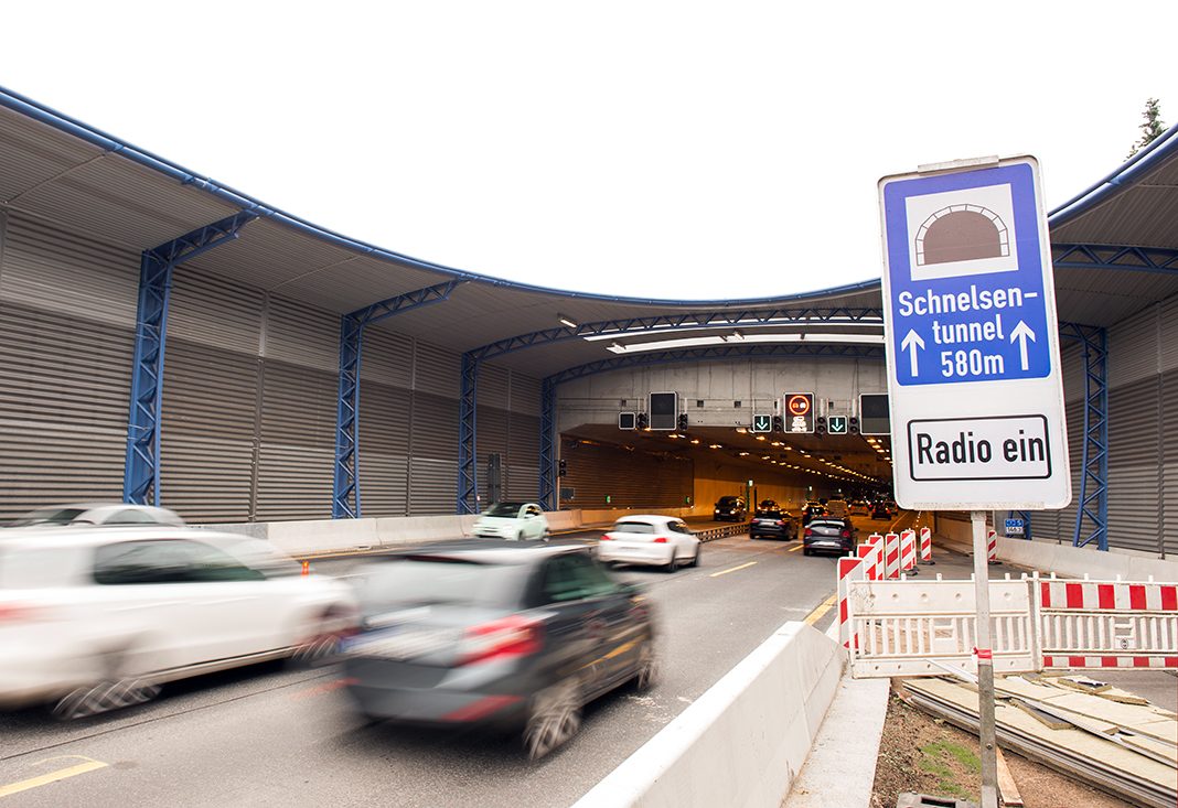 Hamburg: Autos fahren auf der Autobahn 7 bei Schnelsen in den Schnelsen-Tunnel mit dem Lärmschutzdeckel.