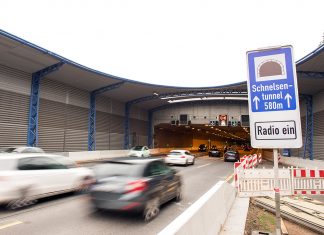 A7 zehn Nächte lang gesperrt Hamburg: Autos fahren auf der Autobahn 7 bei Schnelsen in den Schnelsen-Tunnel mit dem Lärmschutzdeckel.