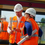 Diese Baustellen erwarten euch 2020 Zwei Projektleiter auf einer Baustelle im Gespräch.