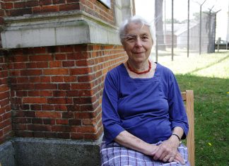 Holocaust-Überlebende: “Ich sah Blut auf meinen Vorhängen” Brigitte Alexander besuchte im Sommer 2019 die KZ-Gedenkstätte Fuhlsbüttel. Foto: Lisa Sophie Kropp