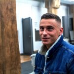 “Damals ist man erst mit 55 depressiv geworden” Disarstar mit blauer Jeansjacke. Foto: Dustin Balsing