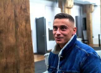 “Damals ist man erst mit 55 depressiv geworden” Disarstar mit blauer Jeansjacke. Foto: Dustin Balsing