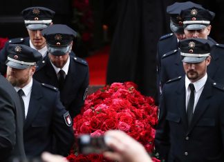 Trauerfeier für Jan Fedder im Michel – “ein Herzensmensch” Polizisten tragen den Sarg von Jan Fedder.