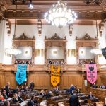 Klimaschutz: Hamburg will Verfassung ändern Bunte Transparente mit Aufschriften zum Klimaschutz im Hamburger Rathaus