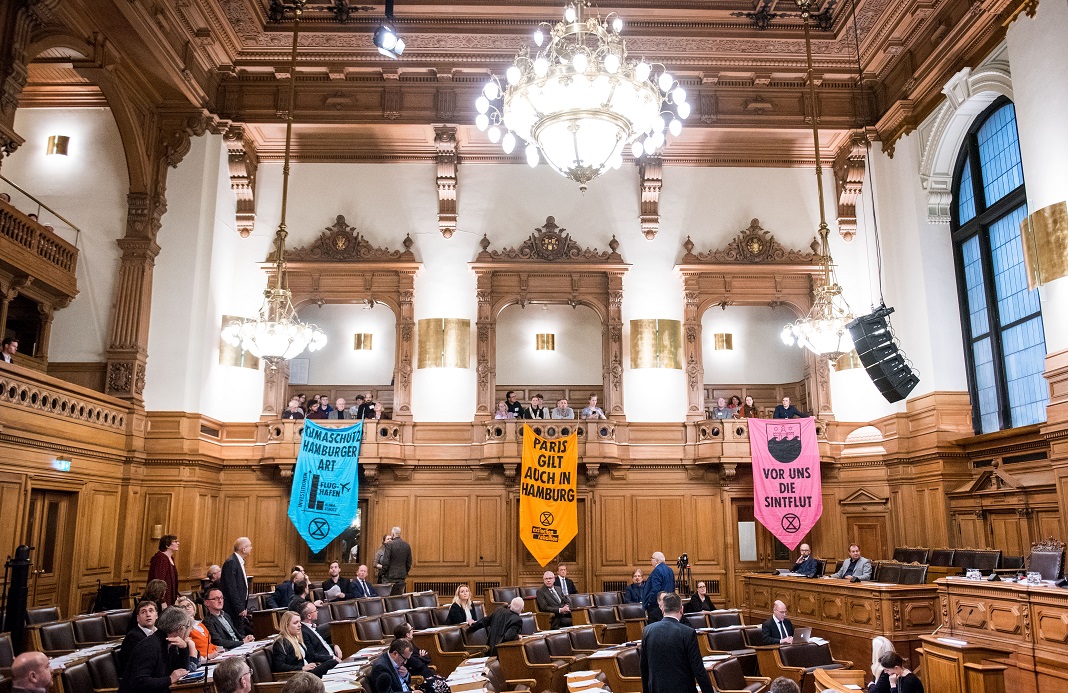 Bunte Transparente mit Aufschriften zum Klimaschutz im Hamburger Rathaus