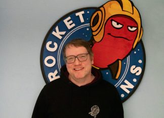“Unser Vorteil: Wir haben erst gemacht und dann darüber nachgedacht” Heiko vor dem Rocket Beans Logo
