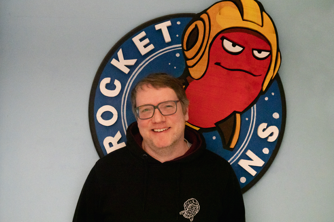 Heiko vor dem Rocket Beans Logo