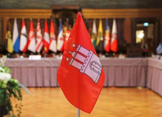 Hamburg zahlt Milliardensumme an Schulden zurück Die Flagge der Stadt Hamburg